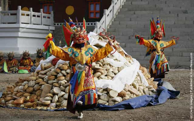 [Tiaoqian] Praying Ceremony Held To Scare Away Evil Spirits At Youning Temple