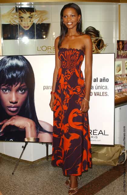 Miss World, Nigerian Agbani Darego, attends the presentation of a new line of Loreal cosmetics at El Corte Ingles September 13, 2002 in Madrid, Spain