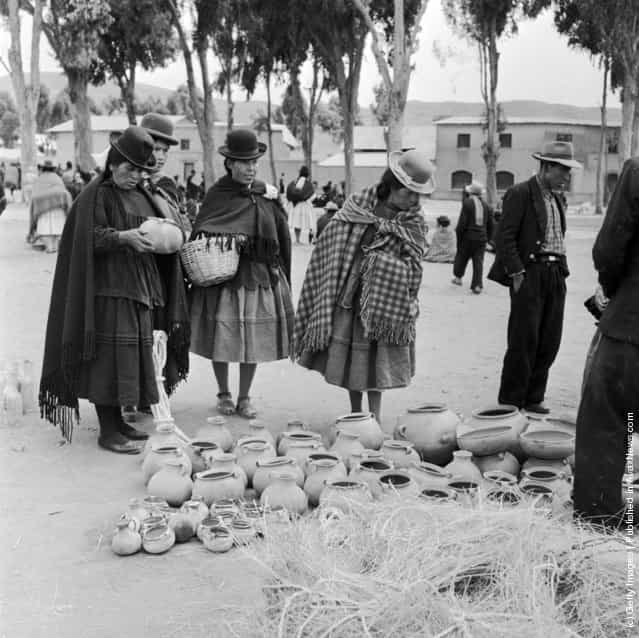 Women shopping for pottery in the marketplace of Puno in the Peruvian Andes, 1955