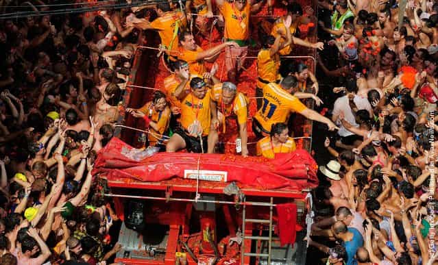 The Worlds Biggest Tomato Fight At Tomatina Festival 2011