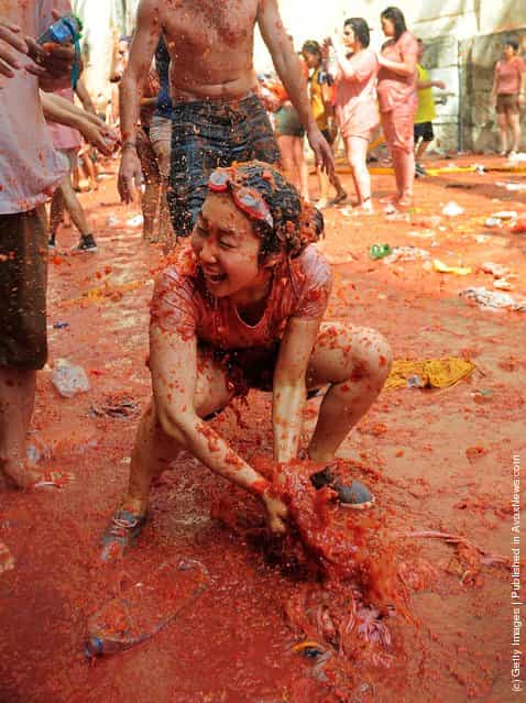 The Worlds Biggest Tomato Fight At Tomatina Festival 2011