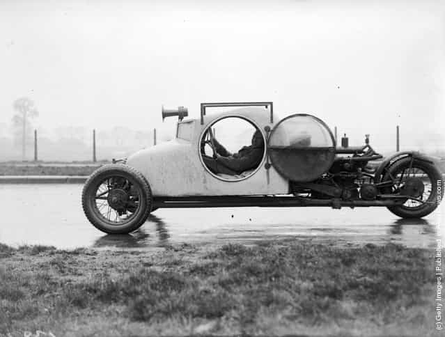 A three-wheeled car, 1929