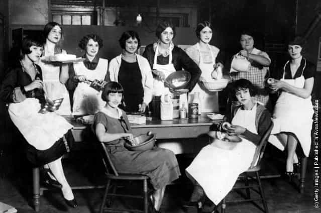 Members of the Greenwich Village Follies learning to become good cooks and bakers at the Mary Ryan Tea Room in Greenwich Village, New York