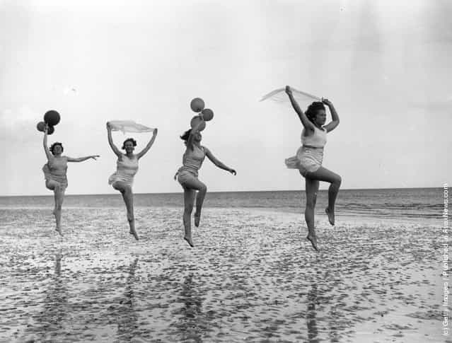1933: Dancing school pupils practice en plein air at Worthing in East Sussex