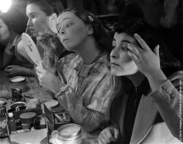 1938: Students at the Royal Academy of Dramatic Art in Bloomsbury, London, applying make-up backstage