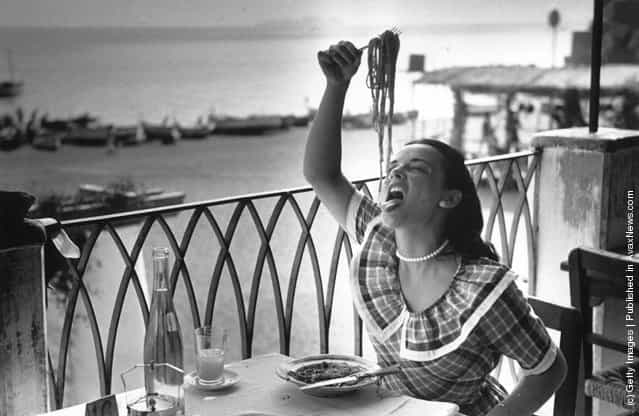 1949: 18-year old London student Mercy Haystead enjoys a plate of spaghetti, whilst on holiday in Italy as an official guest of the town of Positano