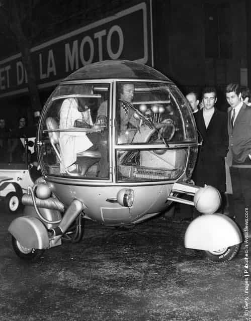 1970: A car of totally new design, the automodul, driven by its designer J. P. Ponthieu