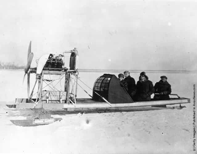 1925: A motor iceboat