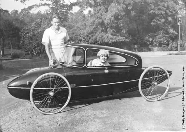 1925: Curry-Landskiff, a man-powered vehicle which can reach speed of up to 35 miles per hour
