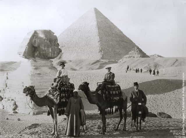 1924: Mr. and Mrs. John Chatworth-Musters on a camel trip to see the Sphinx and pyramids