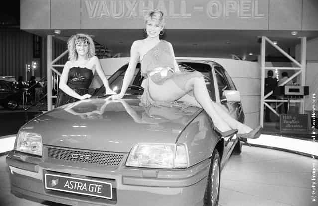 Models add glamour to a motor show, 1984