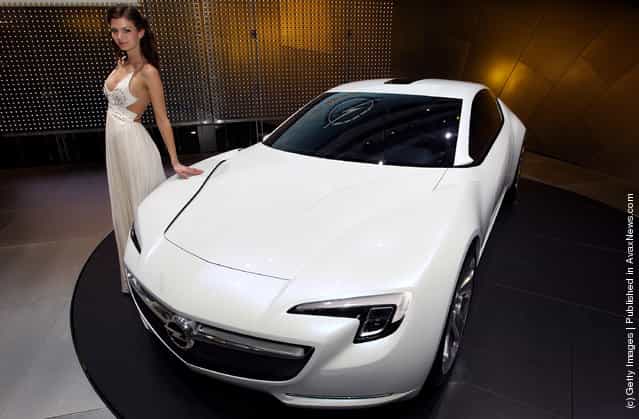 A model poses next to the Opel GTE concept car