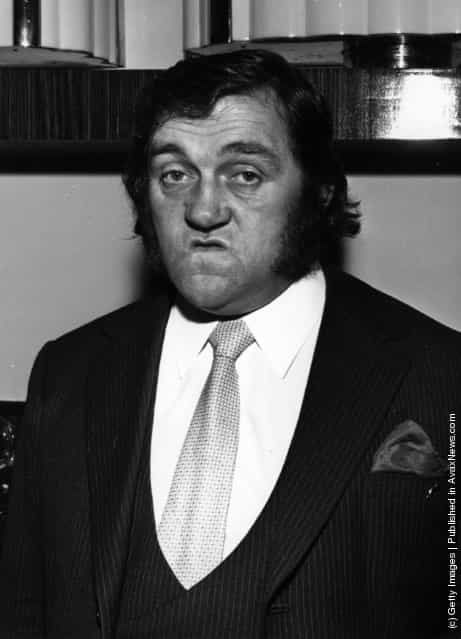 1973: Les Dawson, the British comedian, wearing one of his customary happy faces