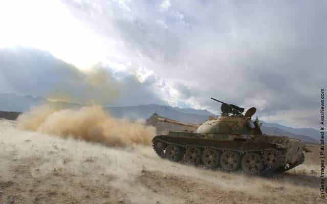 An anti-Taliban tank fires into the hills of Tora Bora
