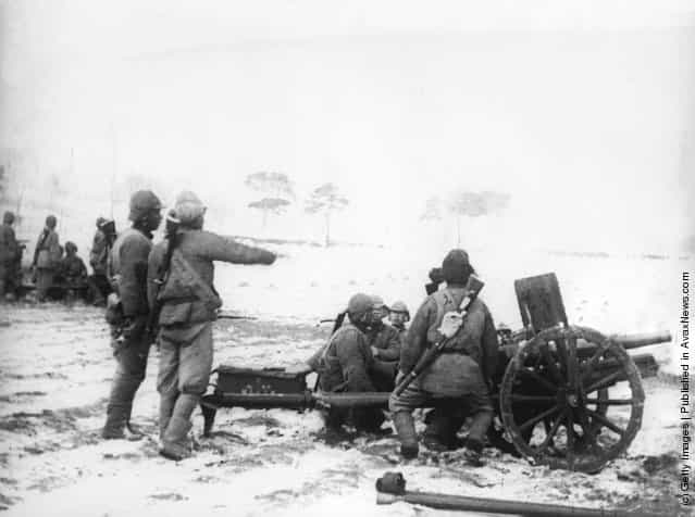 1938: Chinese artillery in action against the Japanese during the battle for Shantung