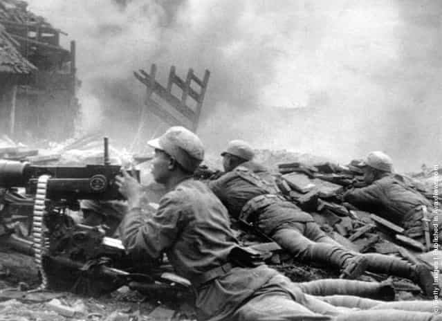 1944: Chinese troops during the Battle of Changteh, the strategic city in the heart of Chinas rice-growing area. It changed hands four times in forty days