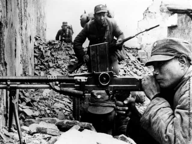 1944: A Chinese machine gunner takes aim in the ruins of a Chinese city