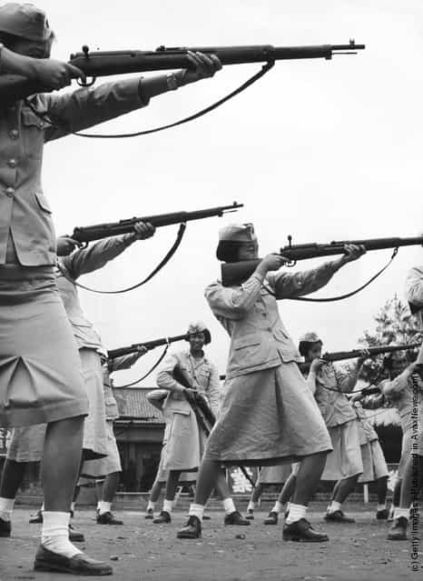 1950: Rifle training with the Chinese Nationalist Womens Army