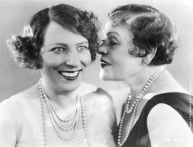 1932: American film actress Polly Moran whispering to a friend
