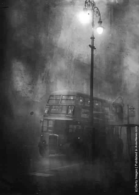 A London bus makes its way along Fleet Street in heavy smog, December 1952