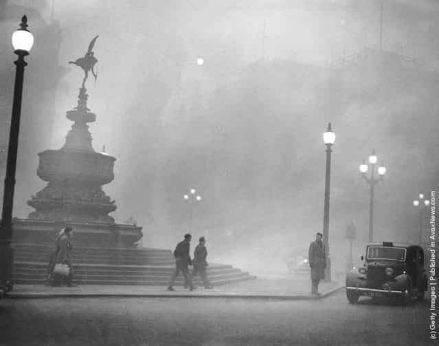 Heavy smog in Piccadilly Circus, London, December 1952