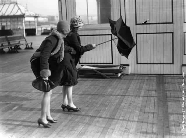 1928: Two women on Brighton pier caught in heavy winds