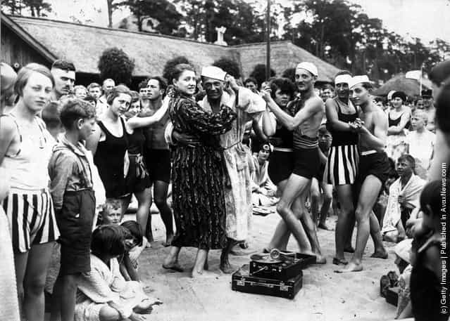 Berliners at the Wansee resort during a heatwave enjoying a dance on the beach, 1925
