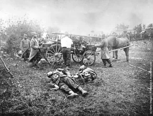 1914: Soldiers collecting dead comrades from battlefields