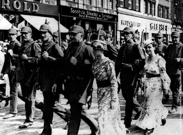 1914: Soldiers accompanied by their wives and girlfriends on the march during the mobilization of German forces