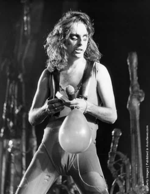 1975: Shock-rock singer Alice Cooper in performance at Wembley Arena