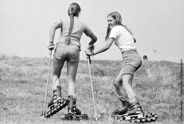 1975: Grass skiers Paula Boyagis and Lou-Lou Rendall working their way up-slope