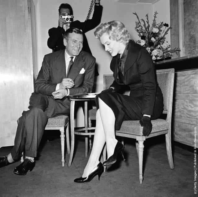 American actress Marilyn Monroe (1926 - 1962) and English actor and director Laurence Olivier (1907 - 1989) at a press conference at the Savoy Hotel, London, July 1956