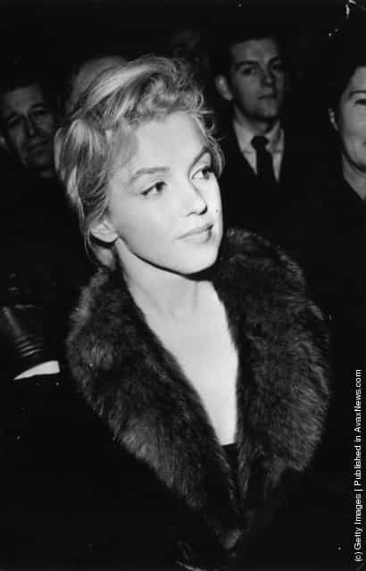1958: American actress Marilyn Monroe (1926 - 1962) attending a debate at the Royal Court Theatre, London, where her husband Arthur Miller is speaking