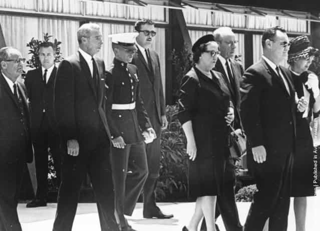 10th August 1962: American baseball player Joe DiMaggio attends the funeral of film star Marilyn Monroe (1926 - 1962) with his son Joe Junior and Monroes half-sister Bernice Miracle