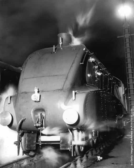 Silver Link, the new LNER streamlined engine, at Kings Cross Station in London, September 1935