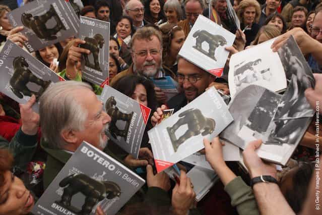 Fans, most of them Spanish-speaking women, crowd Columbian artist Fernando Botero for an autograph