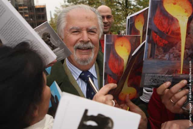 Fans, most of them Spanish-speaking women, crowd Columbian artist Fernando Botero for an autograph