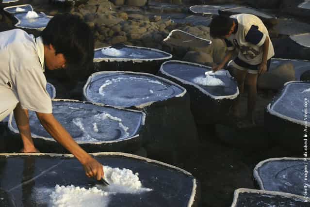 Villagers Evaporate Brine At Ancient Salt Fields