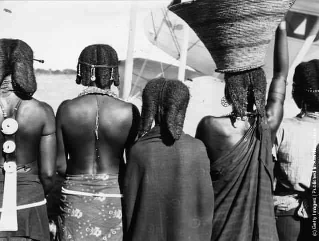 1955: A group of tribeswomen from the Congo, one carrying a large basket on her head