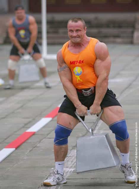 Mariusz Zbigniew of Poland leads a match of the 2005 Worlds Strongest Man Competition at Wuhou Temple