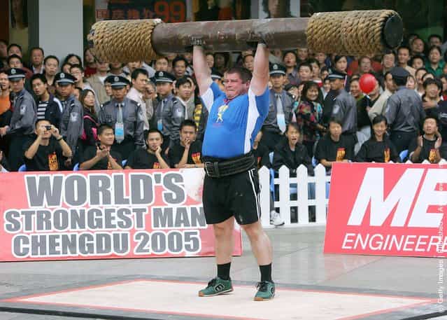 Brian lrwin of Ireland lifts a log during a match of the 2005 Worlds Strongest Man Competition at Chunxi Road
