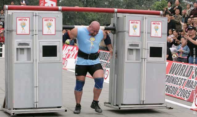 Don Pope of USA, competes during the Fridge Carry event of the 2005 Worlds Strongest Man Competition