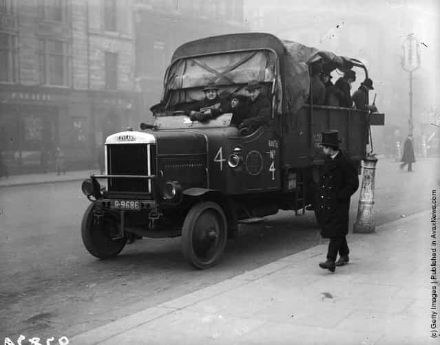 1919: Motor lorries being used to transport passengers during a tube strike in London