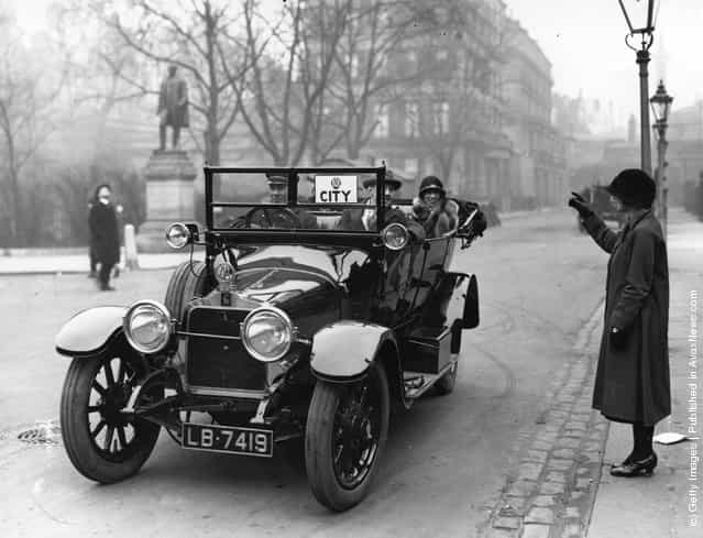 An AA motorist giving a city worker a lift during the transport strike, 1924