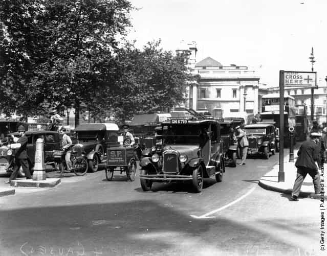 1932: A policeman directs traffic in Londons Trafalgar Square