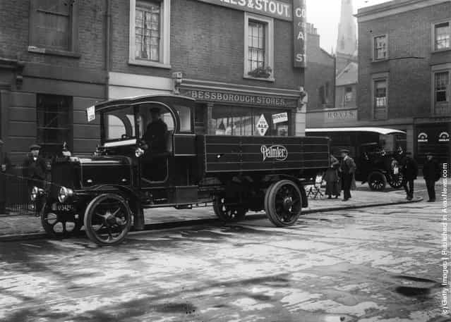 1913: A Daimler truck, one of the vehicles which will take part in the Commercial Motor Parade on Grosvenor Road, London