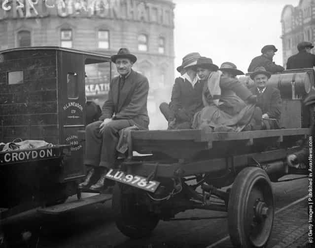 1919: London workers on their way to the city during the railway strike