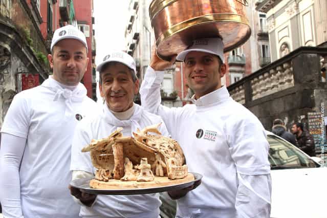 Neapolitan pizzaioli show their crib made by pizza at Via San Gregorio Armeno
