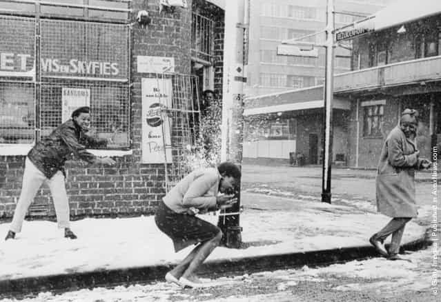 1962: Women playing in the street as the snow falls on Johannesburg for the first time in seventeen years