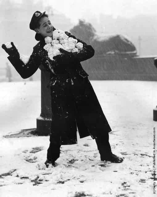 1946: A telegram boy with an armful of snowballs in Trafalgar Square